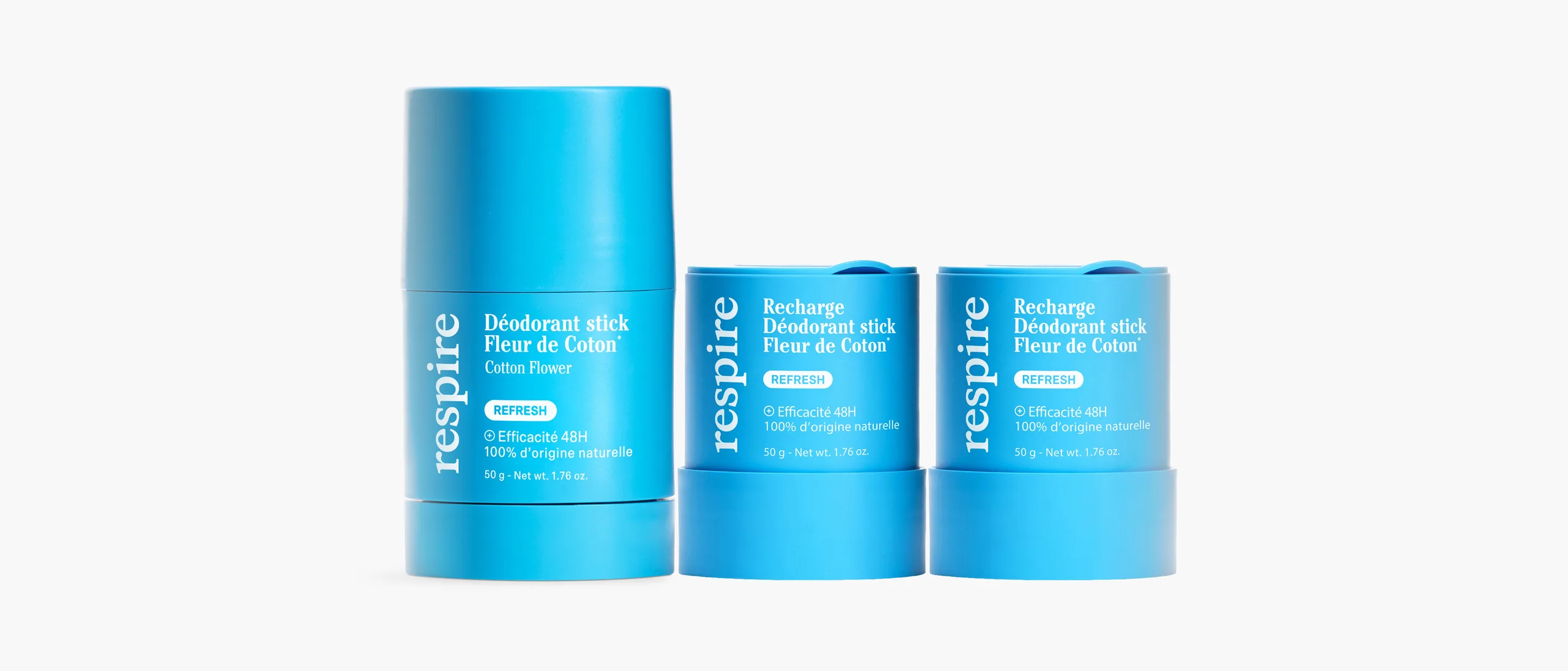 Déodorant stick Fleur de Coton de Respire et ses deux recharges, sur fond gris clair