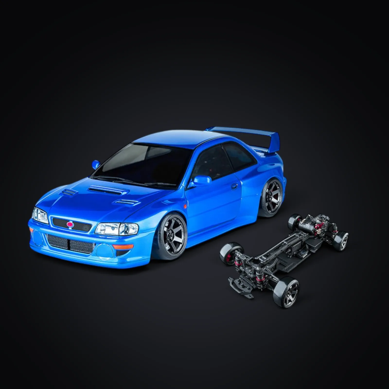Voiture RC drift Subaru bleue et son châssis, sur fond sombre