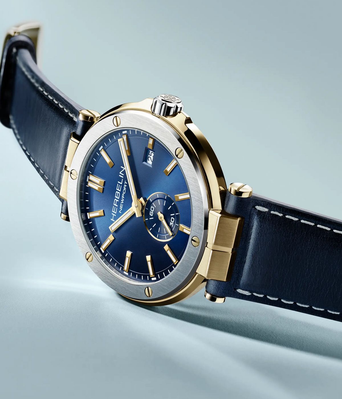 Montre Herbelin à cadran bleu et boîtier doré sur bracelet cuir bleu