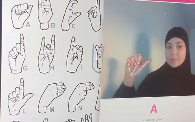 Détection de la lettre A de la langue des signes par webcam, devant l'alphabet LSF