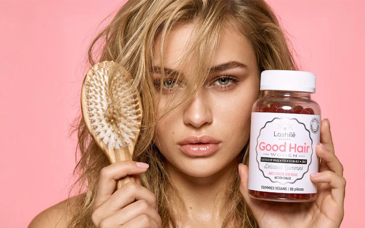 Campagne Lashilé Beauty : femme tenant une brosse et un flacon de gummies Good Hair